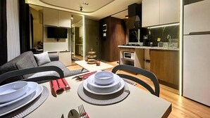 Un apartamento moderno con comedor, cocina y sala de estar.