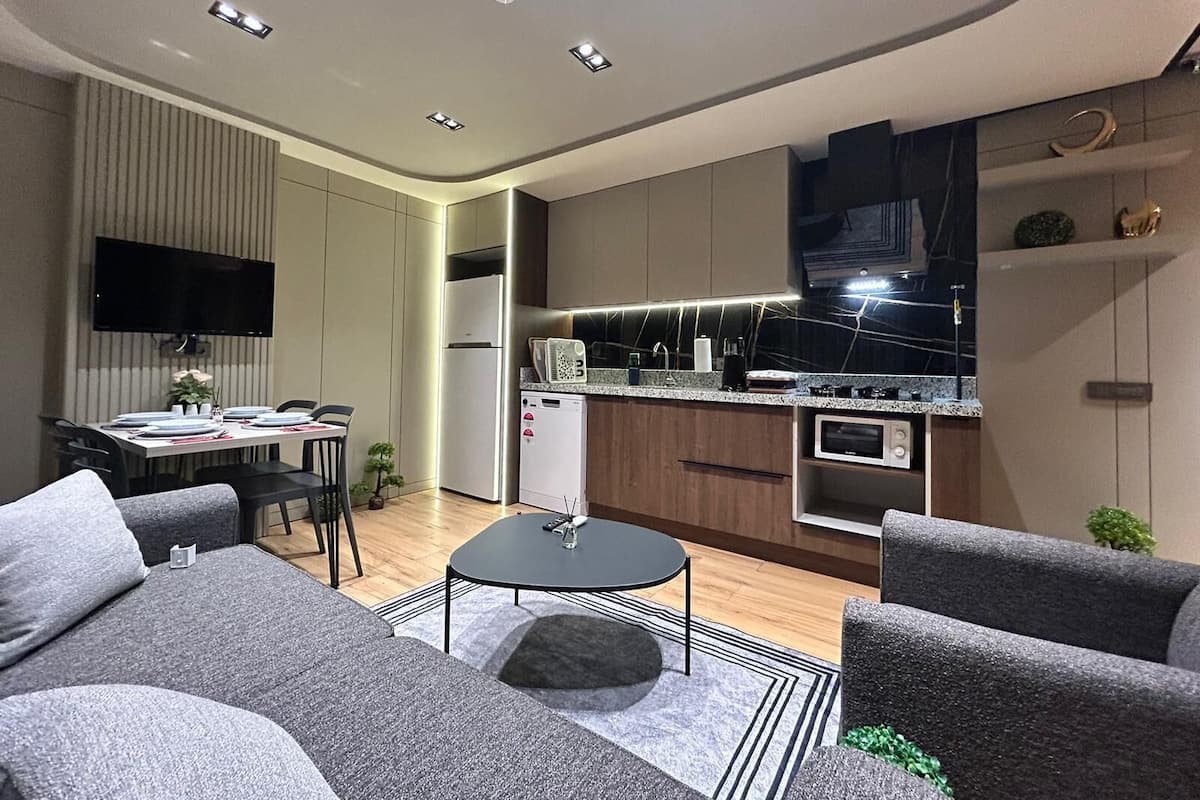 Comfort Duplex | 2 bedrooms, hypo-allergenic bedding, Select Comfort beds, desk