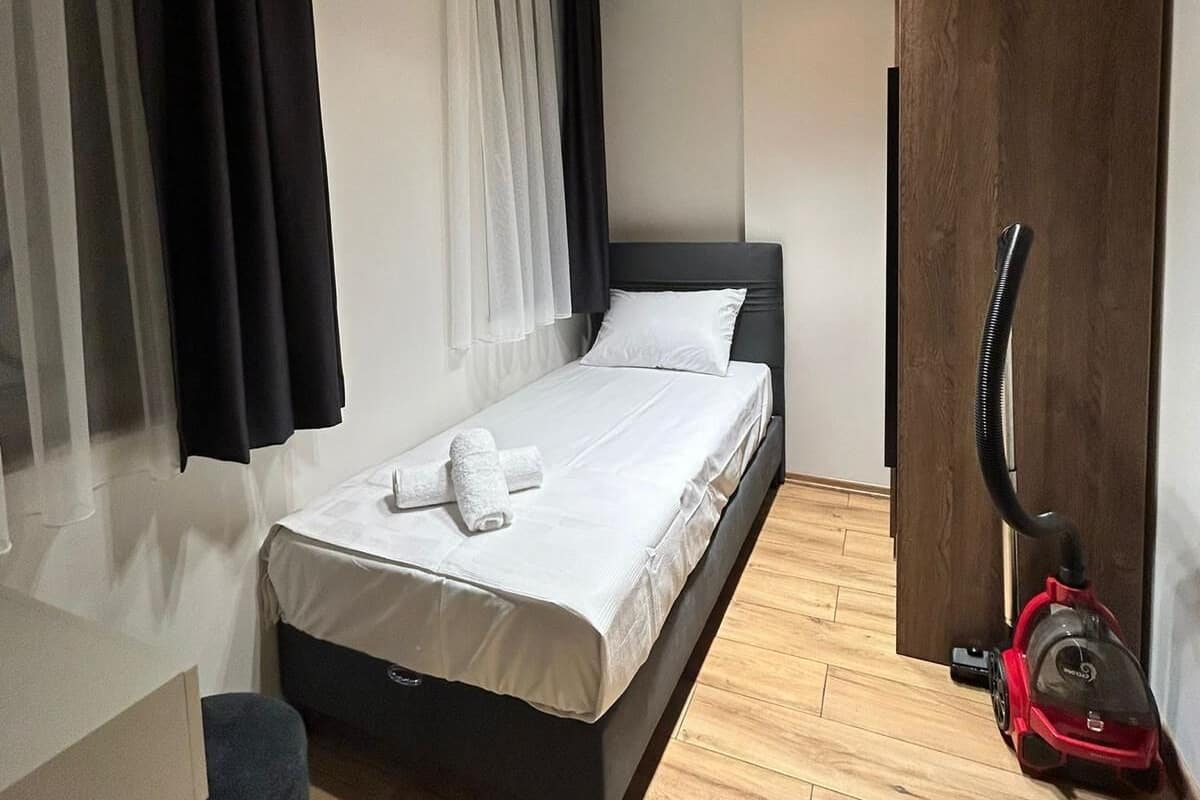 2 bedrooms, hypo-allergenic bedding, Select Comfort beds, desk