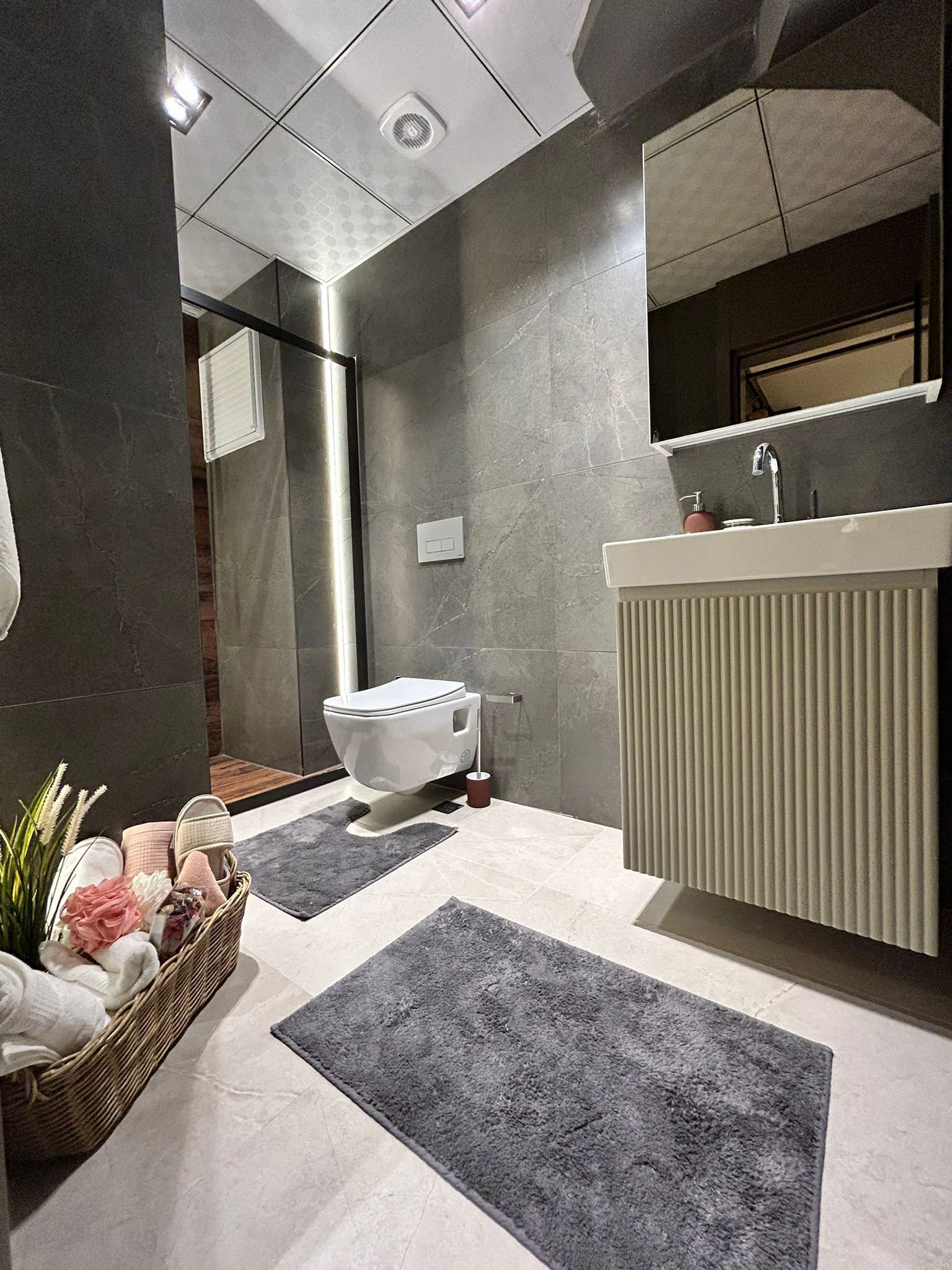 Comfort Duplex | Bathroom | Shower, hair dryer, slippers, towels