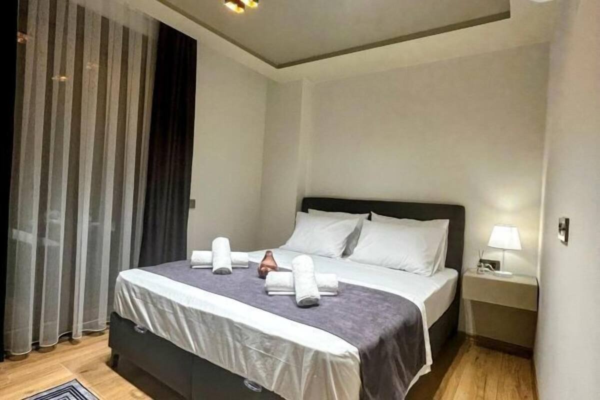 2 bedrooms, hypo-allergenic bedding, Select Comfort beds, desk