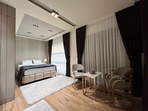 Comfort-Maisonette, Balkon, Parkblick | Allergikerbettwaren, Select-Comfort-Betten, Schreibtisch