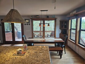 Dining - Charming 3-bedroom cabin with WiFi, AC in serene La Grange (La Grange)