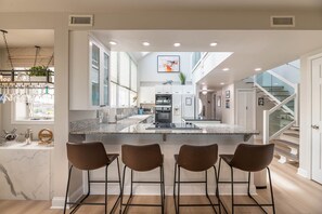 Kjøleskap, mikrobølgeovn, ovn og oppvaskmaskin