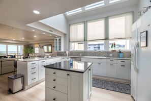 Kjøleskap, mikrobølgeovn, ovn og oppvaskmaskin