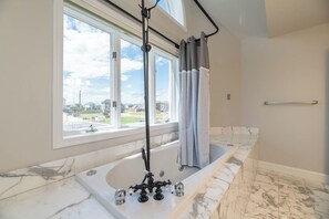 Douche, baignoire à jets, serviettes fournies