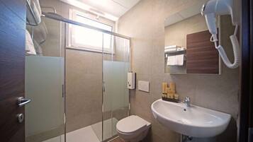Estudio panorámico, balcón, vista al lago | Baño | Secadora de cabello, toallas, jabón, shampoo