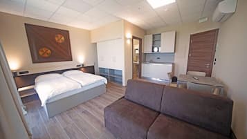 Studio Panoramique, balcon, vue lac | Coffres-forts dans les chambres