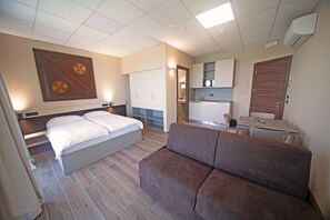 Panorama studio, balkon, uitzicht op meer | Een kluis op de kamer, een laptopwerkplek, verduisterende gordijnen