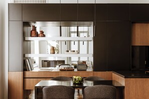 Superior One Bedroom Residence with Private Balcony | Eigene Küche
