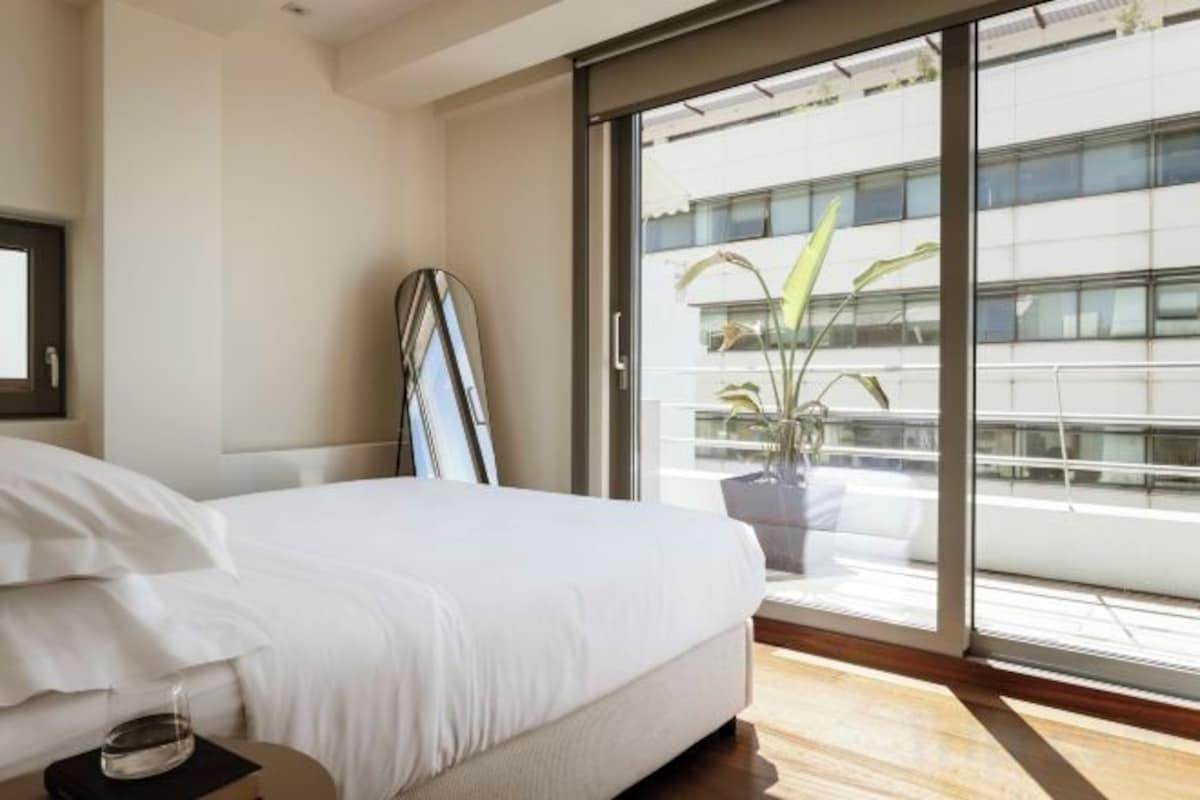 Premium bedding, in-room safe, blackout curtains, soundproofing