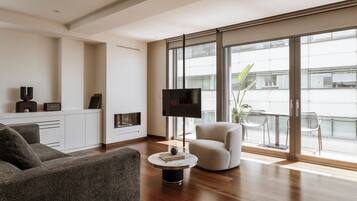 Master One Bedroom Residence with Private Balcony | Woonruimte | Een 40-inch lcd-televisie met satellietzenders