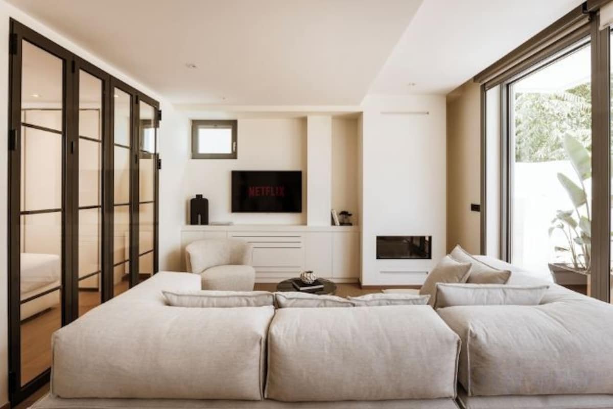 Premium bedding, in-room safe, blackout curtains, soundproofing