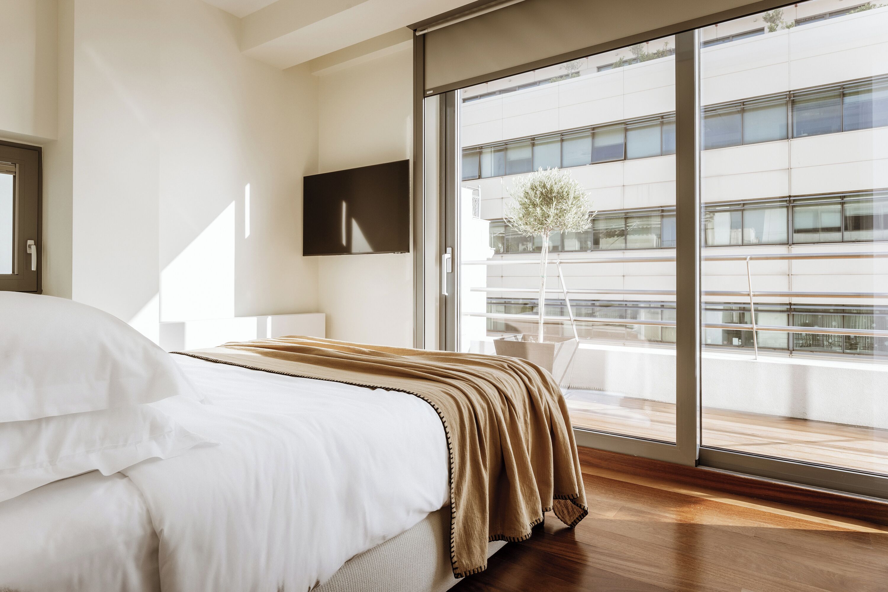 Ropa de cama de alta calidad y caja de seguridad en la habitación 