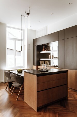Superior One Bedroom Residence with Private Balcony | Eget kjøkken | Kjøleskap, mikrobølgeovn, ovn og kokeplater