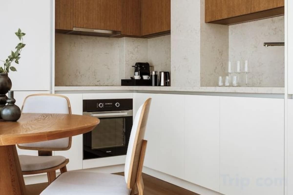 Private kitchen | Espresso maker, coffee/tea maker, full-sized fridge, microwave
