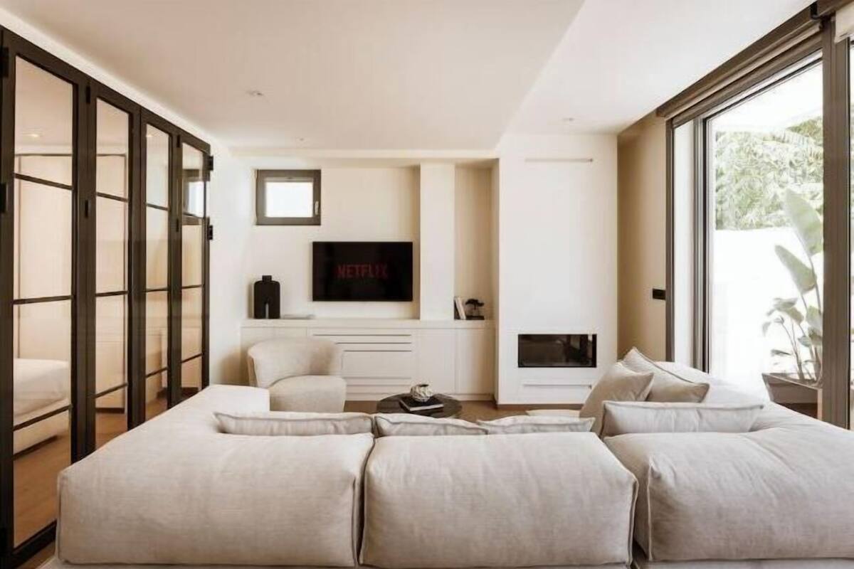 Premium bedding, in-room safe, blackout drapes, soundproofing