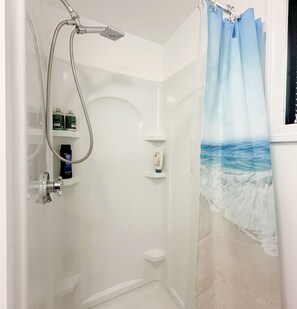 Shower, hair dryer, towels, soap - Billy's Beachside Bungalow  (Rye)