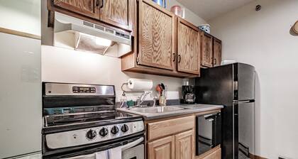 One bedroom Cascades C-6, king bed, sleeps 8 updated appliances, furnishings