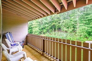 Property grounds - One bedroom Cascades C-6, king bed, sleeps 8 updated appliances, furnishings (Newry)