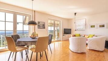 Flat-screen TV, fireplace