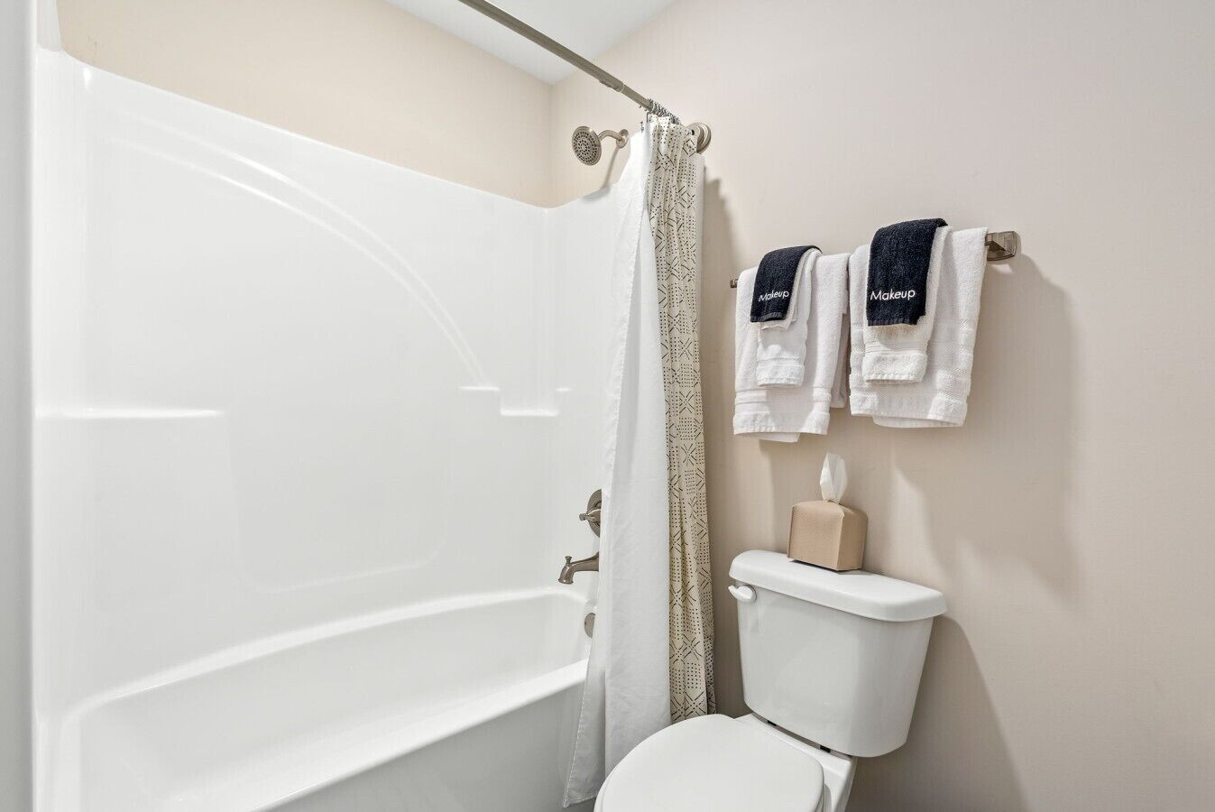 Une salle de bain équipée d’une baignoire, de toilettes et d’un porte-serviettes avec des serviettes.