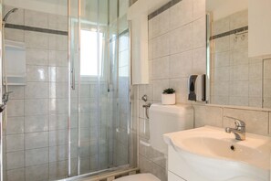 Douche, séchoir à cheveux, serviettes fournies