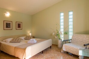 4 habitaciones, tabla de planchar con plancha, wifi y ropa de cama 