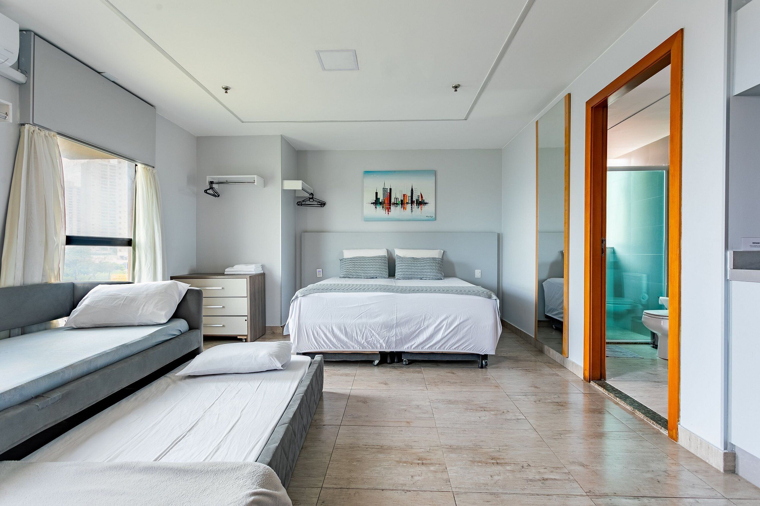Cortinas blackout, tabla de planchar con plancha y wifi gratis 