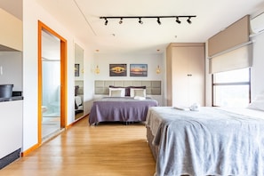 Cortinas blackout, tabla de planchar con plancha y wifi gratis 
