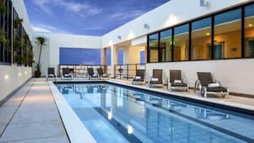 Bela suite no hotel Comfort Taguatinga 4 | Piscina | Una piscina al aire libre
