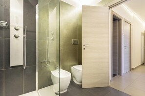 Basic-Apartment | Badezimmer | Dusche, Regendusche