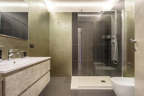 Basic-Apartment | Badezimmer | Dusche, Regendusche