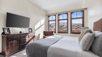 3 間睡房、書桌、熨斗/熨衫板、可攜式嬰兒床