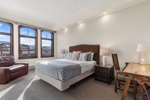 3 bedrooms, desk, iron/ironing board, travel cot - Expansive Luxury Condo | Downtown | King Suite (Steamboat Springs)