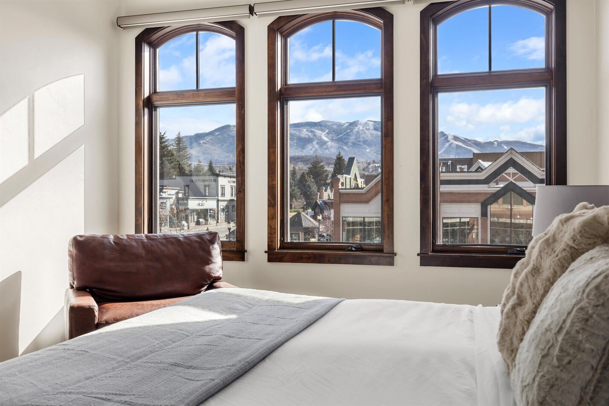 3 多间卧室、办公桌、熨斗/熨衣板、旅行婴儿床