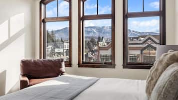 3 bedrooms, desk, iron/ironing board, travel crib