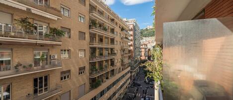 Deluxe-Doppelzimmer, Balkon, Stadtblick | Terrasse/Patio