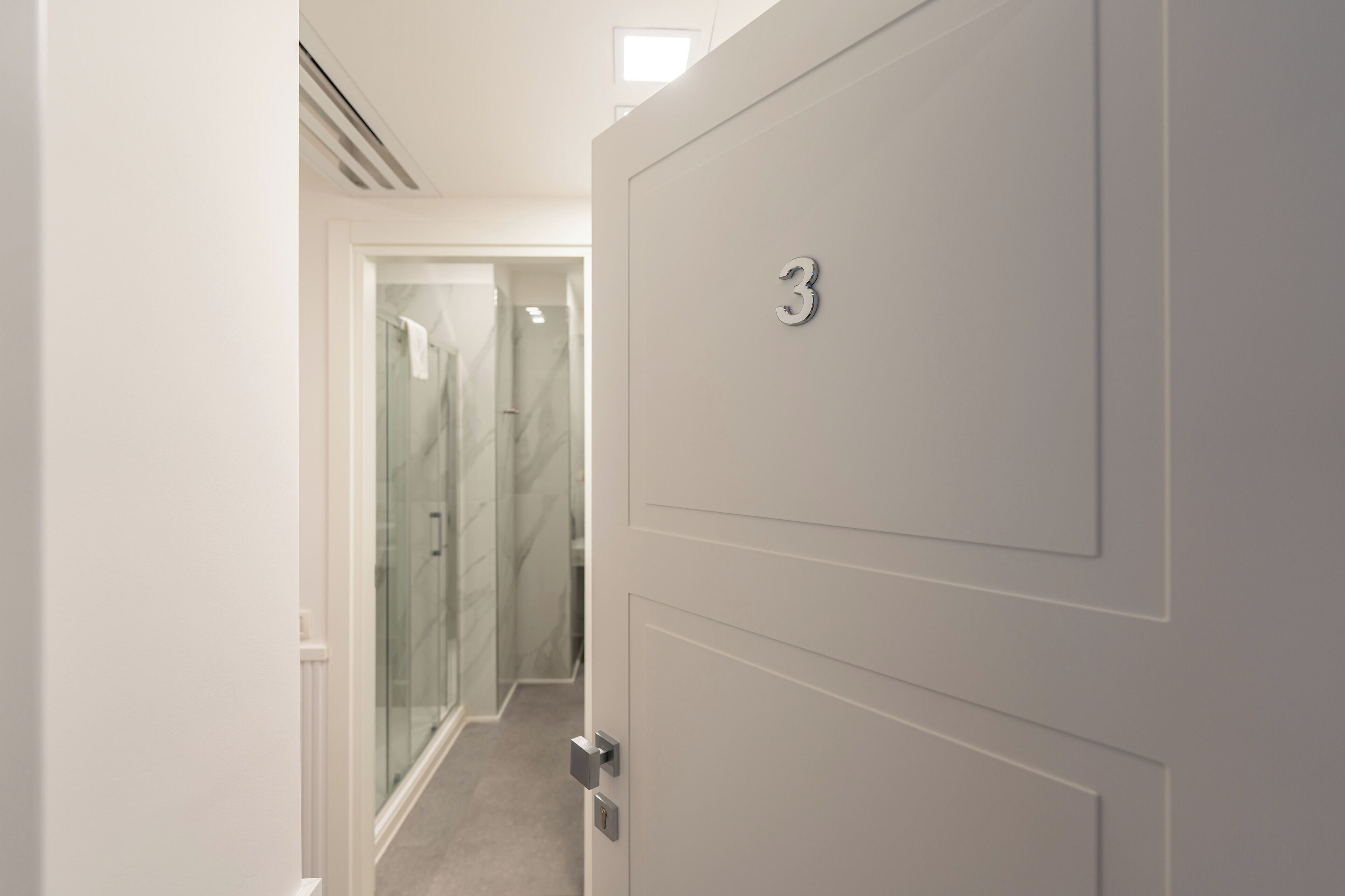 Dobbeltrom – deluxe, balkong, byutsikt | Safe på rommet, blendingsgardiner, lydisolert og strykejern/-brett