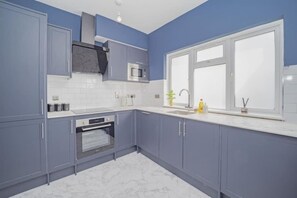 Geladeira, micro-ondas, fog ão, lava-louças