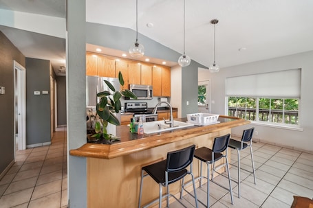 House, 3 Bedrooms | Private kitchen | Fridge, oven, coffee/tea maker, electric kettle