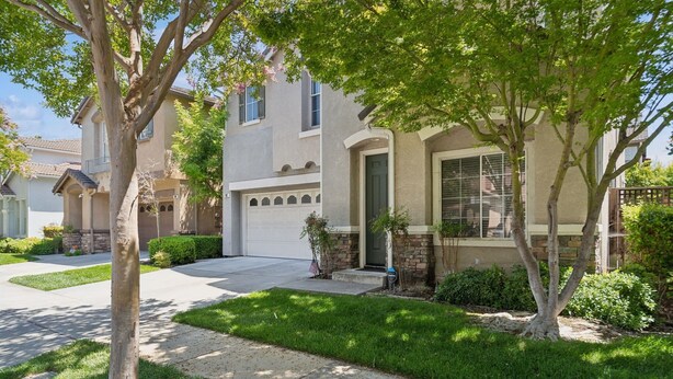 A residential house with a front yard, a garage, and a driveway. - San Jose 5BR Home Sleeps 10, Dog Friendly (San Jose)