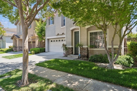 House, 5 Bedrooms | Exterior