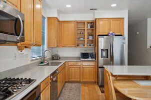 House, 5 Bedrooms | Private kitchen | Fridge, oven, coffee/tea maker, toaster