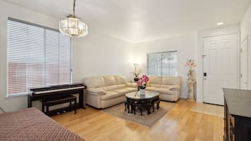 5 habitaciones, escritorio y espacio para trabajar con laptop