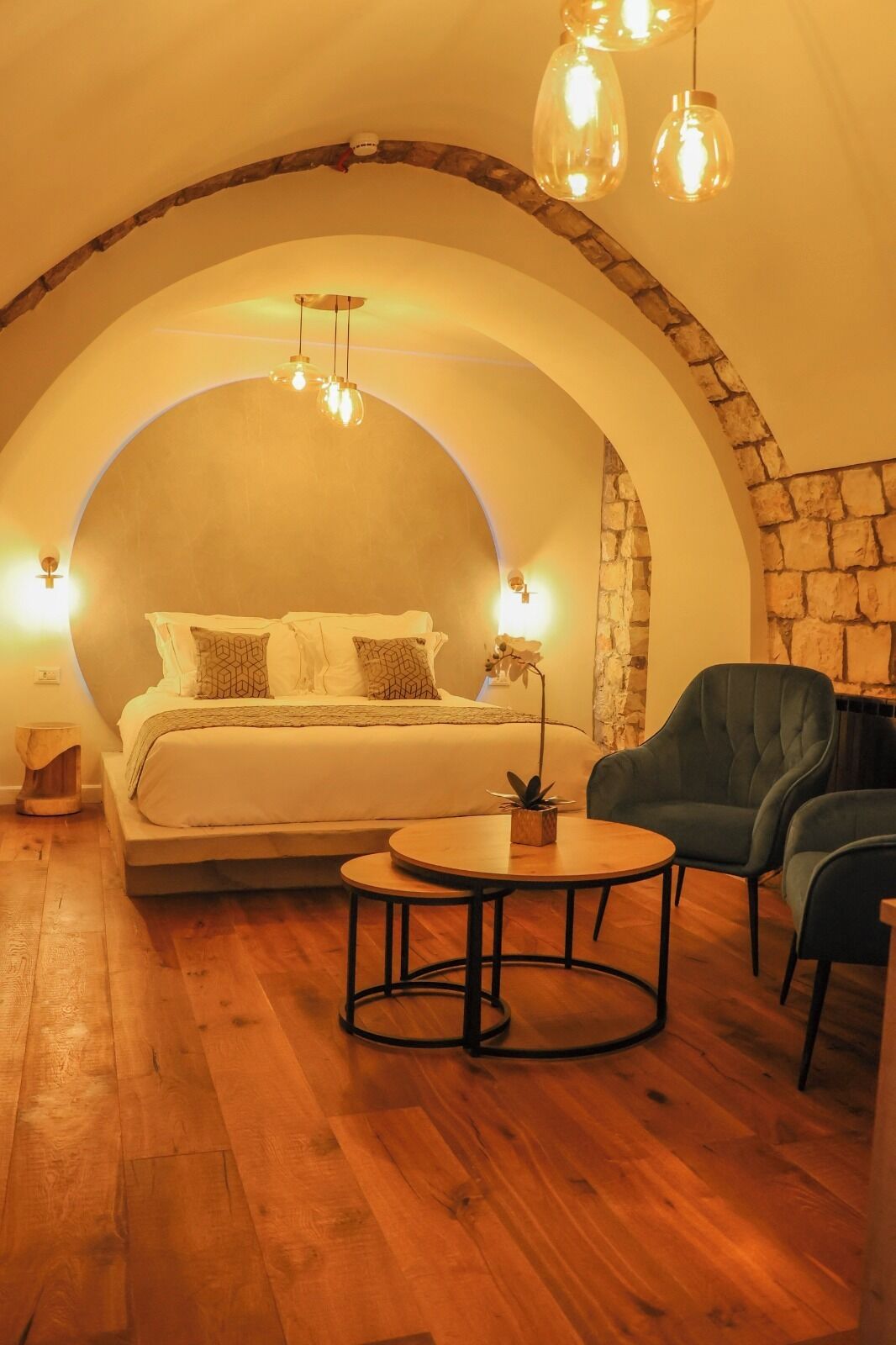 Brankas, meja kerja, ruang kerja ramah laptop, dan setrika/meja setrika