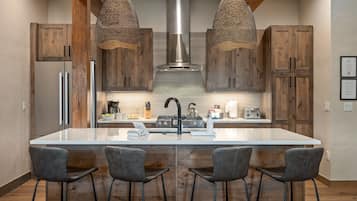 Condo, 3 Bedrooms | Private kitchen | Fridge, oven, coffee/tea maker, toaster