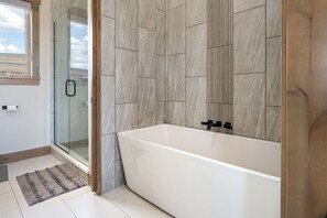 Condo, 3 Bedrooms | Bathroom | Towels, shampoo