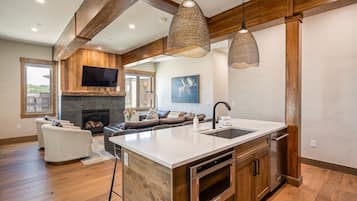 Condo, 3 Bedrooms | Interior