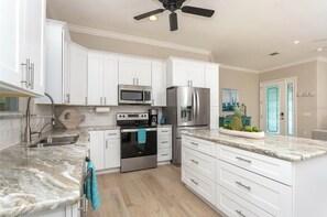 Réfrigérateur, micro-ondes, four, lave-vaisselle